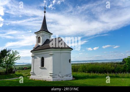 Saint Donat Kapelle in Balatonlelle am kleinen Berg Kishegy neben dem Balaton mit einer schönen Aussicht. Stockfoto