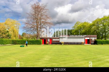 Elgin Town Moray Scotland Cooper Park der makellose bowling-grüne Rasen und Hüter mit Rasenmäher Stockfoto