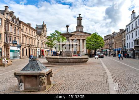 Elgin Town Moray Scotland der Brunnen und Turm von St. Giles-Kirche Stockfoto