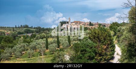 Stadtbild von San Quirico d'Orcia in der Toskana, Provinz Siena, Zentrum von Itly - Europa. Historische romanische Kirche San Quirico d'Orcia Stockfoto