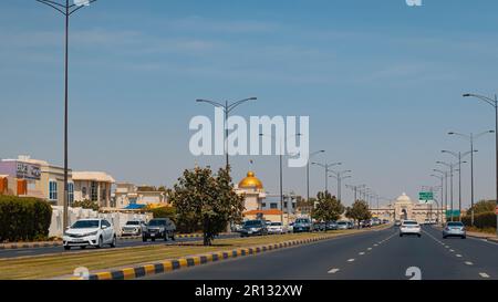 Ein malerischer Blick auf den Verkehr auf einer geschäftigen Autobahn in Sharjah, Vereinigte Arabische Emirate. Stockfoto