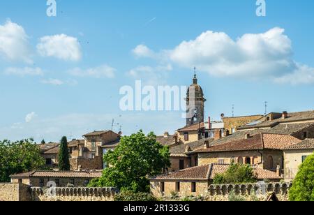 Stadtbild von San Quirico d'Orcia in der Toskana, Provinz Siena, Italien-Europa. Blick auf die historische romanische Kirche San Quirico d'Orcia Stockfoto