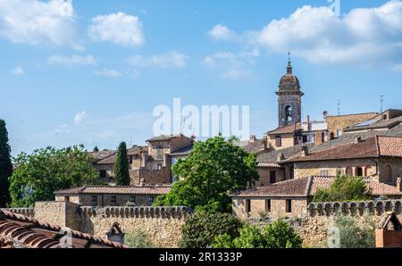 Stadtbild von San Quirico d'Orcia in der Toskana, Provinz Siena, Italien-Europa. Blick auf die historische romanische Kirche San Quirico d'Orcia Stockfoto