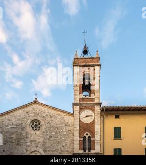 Glockenturm der Kirche San Francesco im mittelalterlichen Dorf San Quirico d'Orcia, Region Toskana in Mittelitalien, Europa Stockfoto