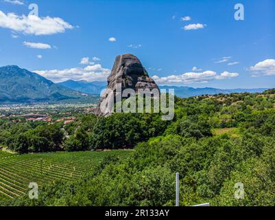 Griechenland. Die historische Region Thessalien. Felsen von Meteora. Blick auf die Thessalian Plain. Beliebter Touristenort. Drohne. Luftaufnahme Stockfoto