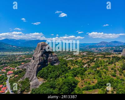 Griechenland. Die historische Region Thessalien. Felsen von Meteora. Blick auf die Thessalian Plain. Beliebter Touristenort. Drohne. Luftaufnahme Stockfoto