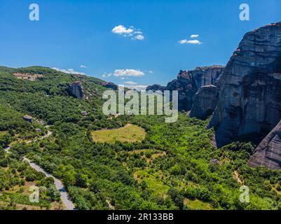 Griechenland. Die historische Region Thessalien. Felsen von Meteora. Beliebter Touristenort. Drohne. Luftaufnahme Stockfoto