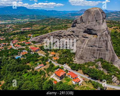 Griechenland. Die historische Region Thessalien. Felsen von Meteora. Blick auf die Thessalian Plain. Beliebter Touristenort. Drohne. Luftaufnahme Stockfoto