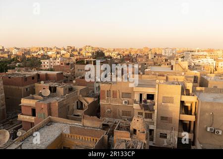 Blick auf die Stadt kairo. Blick von oben auf die Dächer des modernen Gizeh. Schlechte Viertel in Kairo. Ägypten. Stockfoto