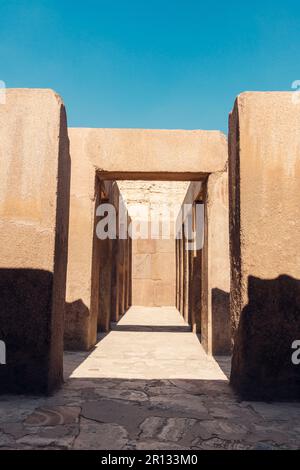 Übergang zum Tempel der Sphinx. Alte ägyptische Ruinen auf dem Gizeh-Plateau. Kairo Ägypten. Stockfoto