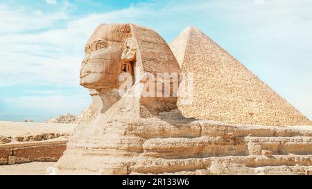 Blick auf die große Sphinx und die Pyramiden von Gizeh Stockfoto