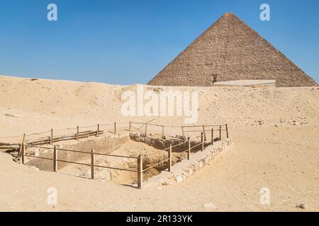 Ausgrabungen vor der großen Cheops-Pyramide im Gizeh-Tal. Kairo Ägypten. Pyramiden von Khafra gegen den blauen Himmel. Stockfoto