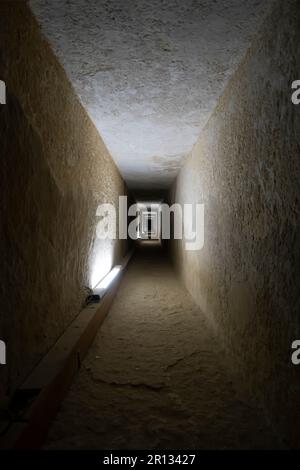 Tunneleingang zur alten ägyptischen Pyramide. Die hohe Pyramide von Chephren. Gizeh, Kairo, Ägypten. In der zweiten Pyramide. Vertikales Foto Stockfoto