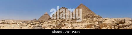 Bild der großen Pyramide von Gizeh. Kairo, Ägypten. Im Vordergrund befinden sich eine kleine Pyramide von Priestern. Pyramiden der Königinnen von gizeh Stockfoto