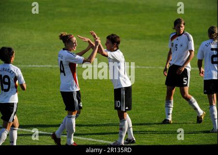 Kim Kulig (14) Linda Bresonik (10) Fußball Länderspiel, Freundschaftsspiel Deutschland - Russland 3:1, 6,8.2009. Stockfoto