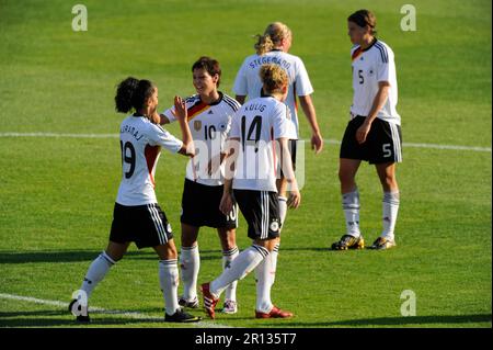 Kim Kulig (14) Linda Bresonik (10) und Fatmire Bajravance (19) Fußball Länderspiel, Freundschaftsspiel Deutschland - Russland 3:1, 6,8.2009. Stockfoto