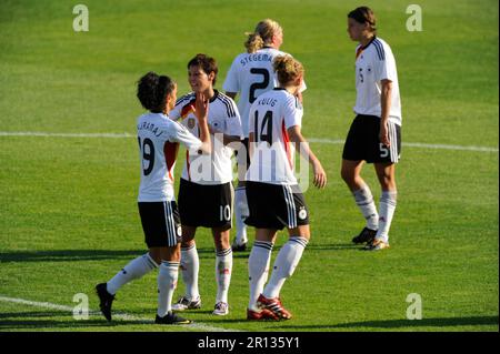 Kim Kulig (14) Linda Bresonik (10) und Fatmire Bajravance (19) Fußball Länderspiel, Freundschaftsspiel Deutschland - Russland 3:1, 6,8.2009. Stockfoto