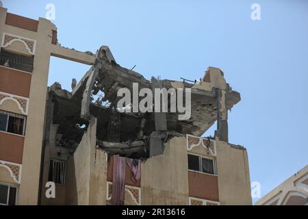 Khan Yunis, Palästinensische Gebiete. 11. Mai 2023. Ein allgemeiner Blick auf ein beschädigtes Gebäude nach israelischen Luftangriffen. Kredit: Mohammed Talatene/dpa/Alamy Live News Stockfoto