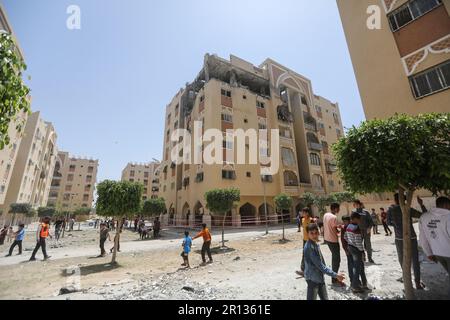 Khan Yunis, Palästinensische Gebiete. 11. Mai 2023. Ein allgemeiner Blick auf ein beschädigtes Gebäude nach israelischen Luftangriffen. Kredit: Mohammed Talatene/dpa/Alamy Live News Stockfoto