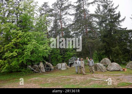 Hohenfels, Deutschland. 11. Mai 2023. Amerikanische Soldaten verbringen die Zeit in und um ihre Tarnzelte während der USA Der Medientag Der Armee. Kredit: Daniel Löb/dpa/Alamy Live News Stockfoto