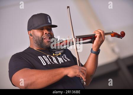 MIRAMAR, FLORIDA - MAI 07: KeV Marcus of Black Violin tritt während der Black Violin Foundation: Dreamer Art Festival im Miramar Regional Park Ampitheater am 7. Mai 2023 in Miramar, Florida. (Foto: JL/Sipa USA) Stockfoto