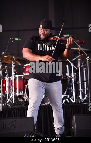 MIRAMAR, FLORIDA - MAI 07: KeV Marcus of Black Violin tritt während der Black Violin Foundation: Dreamer Art Festival im Miramar Regional Park Ampitheater am 7. Mai 2023 in Miramar, Florida. (Foto: JL/Sipa USA) Stockfoto