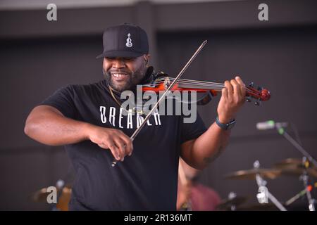 MIRAMAR, FLORIDA - MAI 07: KeV Marcus of Black Violin tritt während der Black Violin Foundation: Dreamer Art Festival im Miramar Regional Park Ampitheater am 7. Mai 2023 in Miramar, Florida. (Foto: JL/Sipa USA) Stockfoto