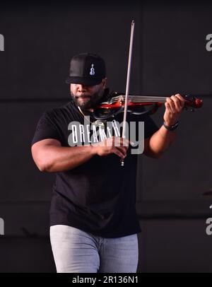 MIRAMAR, FLORIDA - MAI 07: KeV Marcus of Black Violin tritt während der Black Violin Foundation: Dreamer Art Festival im Miramar Regional Park Ampitheater am 7. Mai 2023 in Miramar, Florida. (Foto: JL/Sipa USA) Stockfoto