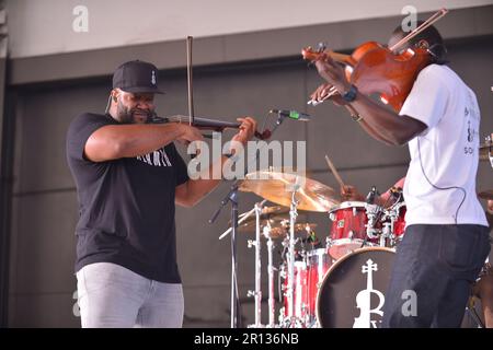 MIRAMAR, FLORIDA - MAI 07: KeV Marcus und will Baptiste of Black Violin treten während der Black Violin Foundation: Dreamer Art Festival im Miramar Regional Park Ampitheater am 7. Mai 2023 in Miramar, Florida auf. (Foto: JL/Sipa USA) Stockfoto