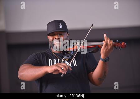 MIRAMAR, FLORIDA - MAI 07: KeV Marcus of Black Violin tritt während der Black Violin Foundation: Dreamer Art Festival im Miramar Regional Park Ampitheater am 7. Mai 2023 in Miramar, Florida. (Foto: JL/Sipa USA) Stockfoto