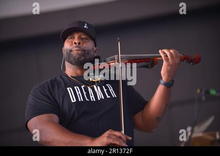 MIRAMAR, FLORIDA - MAI 07: KeV Marcus of Black Violin tritt während der Black Violin Foundation: Dreamer Art Festival im Miramar Regional Park Ampitheater am 7. Mai 2023 in Miramar, Florida. (Foto: JL/Sipa USA) Stockfoto