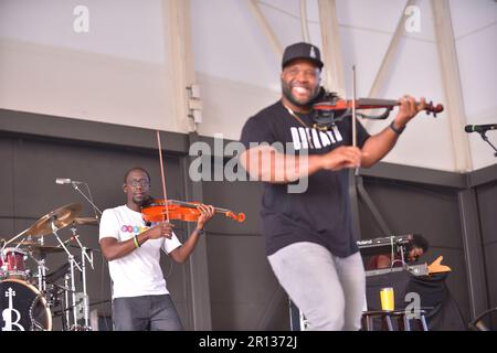 MIRAMAR, FLORIDA - MAI 07: Will Baptiste und Kev Marcus of Black Violin treten am 7. Mai 2023 im Miramar Regional Park Ampitheater in Miramar, Florida, während der Black Violin Foundation: Dreamer Art Festival auf. (Foto: JL/Sipa USA) Stockfoto