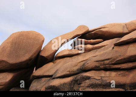 Einzigartige Granitformationen in Granit Rose, Frankreich. Stockfoto