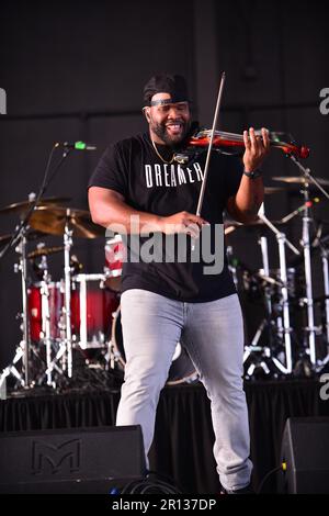 MIRAMAR, FLORIDA - MAI 07: KeV Marcus of Black Violin tritt während der Black Violin Foundation: Dreamer Art Festival im Miramar Regional Park Ampitheater am 7. Mai 2023 in Miramar, Florida. (Foto: JL/Sipa USA) Stockfoto