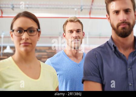 Wir wünschen uns keinen Erfolg, wir arbeiten dafür. Porträt eines Teams selbstbewusster Kollegen in einer zwanglosen Arbeitsumgebung. Stockfoto