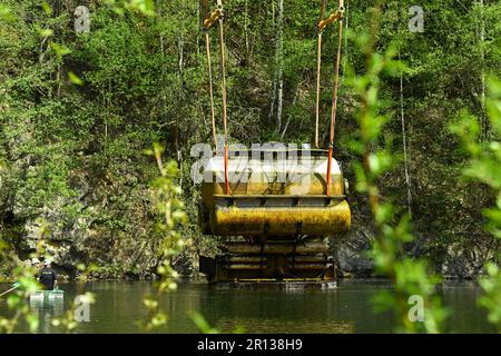 Jesenne, Semily Region, Tschechische Republik, 11/05/2023, Abholung des tschechischen Wissenschaftslabors Deep Lab H03 aus einem überfluteten Steinbruch in Jesenne, Semily Region, Tschechische Republik, 11. Mai 2023. Die 35-Tonnen-Station wird für das dreijährige Delta-1-Wissenschaftsprojekt genutzt, an dem auch Taiwan teilnehmen wird. Das Projekt wird in den Räumlichkeiten der Tschechischen Technischen Universität in Prag durchgeführt. Delta wird zur Entwicklung von Geräten führen, mit denen die körperliche Fitness des Menschen in extremen Umgebungen beurteilt werden kann. Sie wird mit einem extrem langen Unterwasseraufenthalt einer menschlichen Crew im Jahr 2025 abgeschlossen. (CTK Photo/Ra Stockfoto