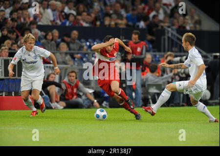 Christian Träsch (Stuttgart) aktion gegen Ivan Rakitic undLewis Holtby FC Schalke 04 - VFB Stuttgart 0:1 Fußball T-Home Cup in der Veltins Arena auf Schalke 18,7.2009. Stockfoto