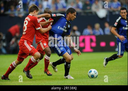 Holger Badstuber (28) zieht Paolo Guerrero am Trikot Aktion, FC Bayern München - Hamburger SV 0:1 Fußball T-Home Cup in der Veltins Arena auf Schalke 18,7.2009. Stockfoto