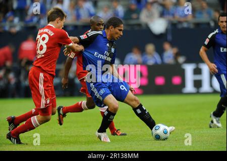 Holger Badstuber (28) zieht Paolo Guerrero am Trikot Aktion, FC Bayern München - Hamburger SV 0:1 Fußball T-Home Cup in der Veltins Arena auf Schalke 18,7.2009. Stockfoto