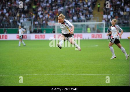 Melanie Behringer, Aktion. Fußball Frauen Länderspiel Deutschland - Brasilien 1:1, 22.4.2009 in Frankfurt. Stockfoto