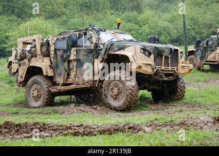 Hohenfels, Deutschland. 11. Mai 2023. Ein Oshkosh Joint Light Tactical Vehicle, kurz JLTV, pflügt sich während der USA durch Der Medientag der Armee. Kredit: Daniel Löb/dpa/Alamy Live News Stockfoto