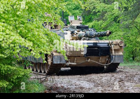 Hohenfels, Deutschland. 11. Mai 2023. Ein amerikanischer Abrams M1A2-Hauptkampfpanzer steht während des US Army Media Day im Wald. Kredit: Daniel Löb/dpa/Alamy Live News Stockfoto