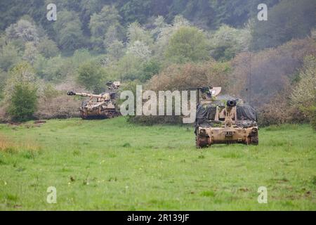 Hohenfels, Deutschland. 11. Mai 2023. Zwei amerikanische Paladin-Panzer kommen in Tarnung aus den Wäldern während der USA Der Medientag der Armee. Kredit: Daniel Löb/dpa/Alamy Live News Stockfoto