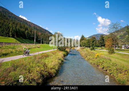 Radweg entlang der Drava zwischen San Candido (Innichen) und Lienz, Osttirol, Österreich Stockfoto