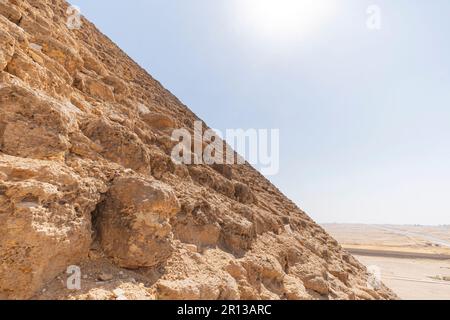 Die nördliche Pyramide ist die größte der drei großen Pyramiden, die sich auf dem Gebiet der Nekropole Dahshur befinden. Es ist die dritthöchste Pyramide in Egy Stockfoto