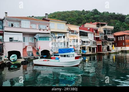 Malerischer Blick und ruhige Landschaft des Dorfes Anadolu Kavagi am nördlichen Ende des Bosporus im Stadtteil Beykoz von Istanbul, Türkei. Stockfoto