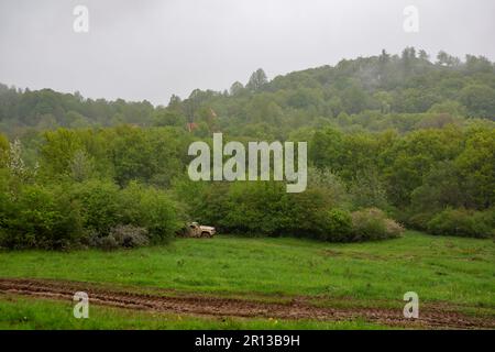 Hohenfels, Deutschland. 11. Mai 2023. Ein Oshkosh Joint Light Tactical Vehicle oder JLTV steht während der USA im Wald Der Medientag Der Armee. Kredit: Daniel Löb/dpa/Alamy Live News Stockfoto