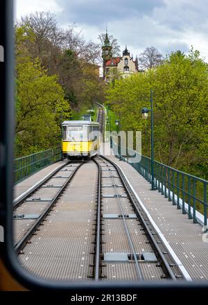 Begegnung mit dem herunterfahrenden Zug an der Seilbahn in Dresden, Deutschland Stockfoto