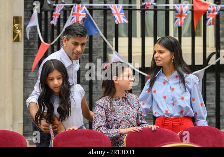 London, Großbritannien. Krönung großes Mittagessen auf Einladung von Rishi Sunak und seiner Frau Akshata Murty in der Downing Street, 7. Mai 2023 Ankunft der Familie Sunak Stockfoto