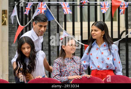 London, Großbritannien. Krönung großes Mittagessen auf Einladung von Rishi Sunak und seiner Frau Akshata Murty in der Downing Street, 7. Mai 2023 Ankunft der Familie Sunak Stockfoto